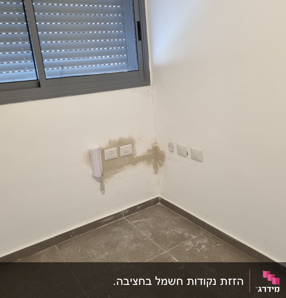 שקעי חשמל על קיר עם תיקון טיח